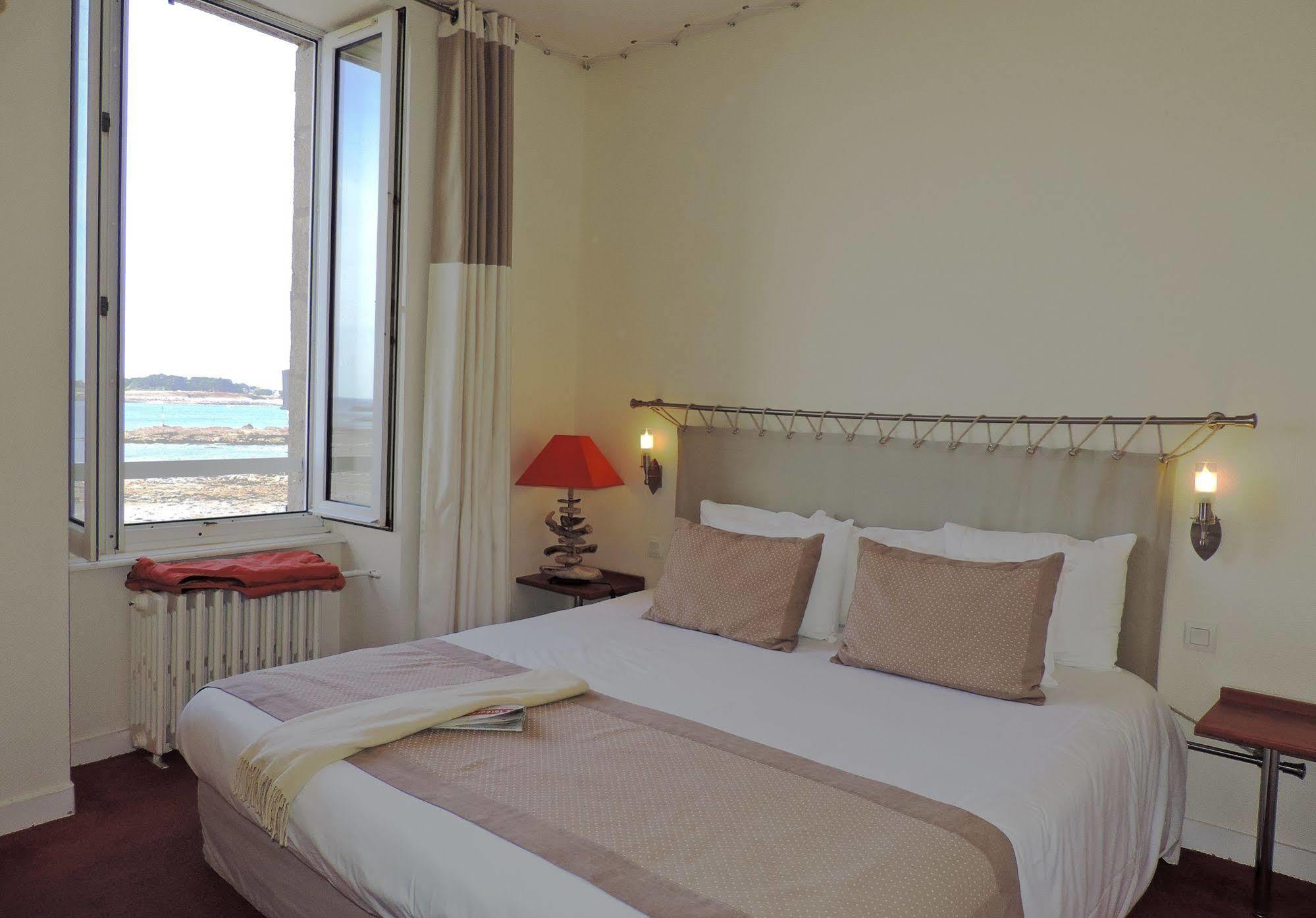 Hotel Aux Tamaris - Vue Mer Roscoff Exteriör bild