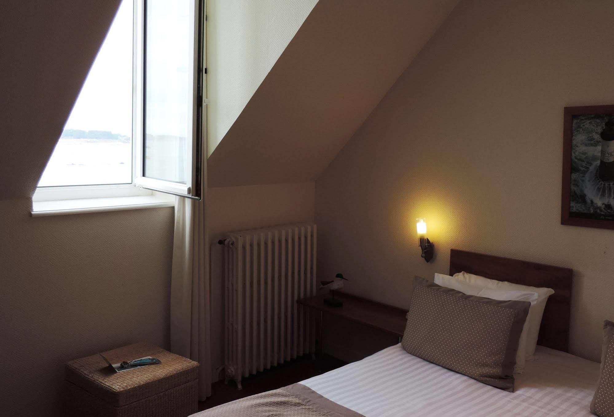 Hotel Aux Tamaris - Vue Mer Roscoff Exteriör bild