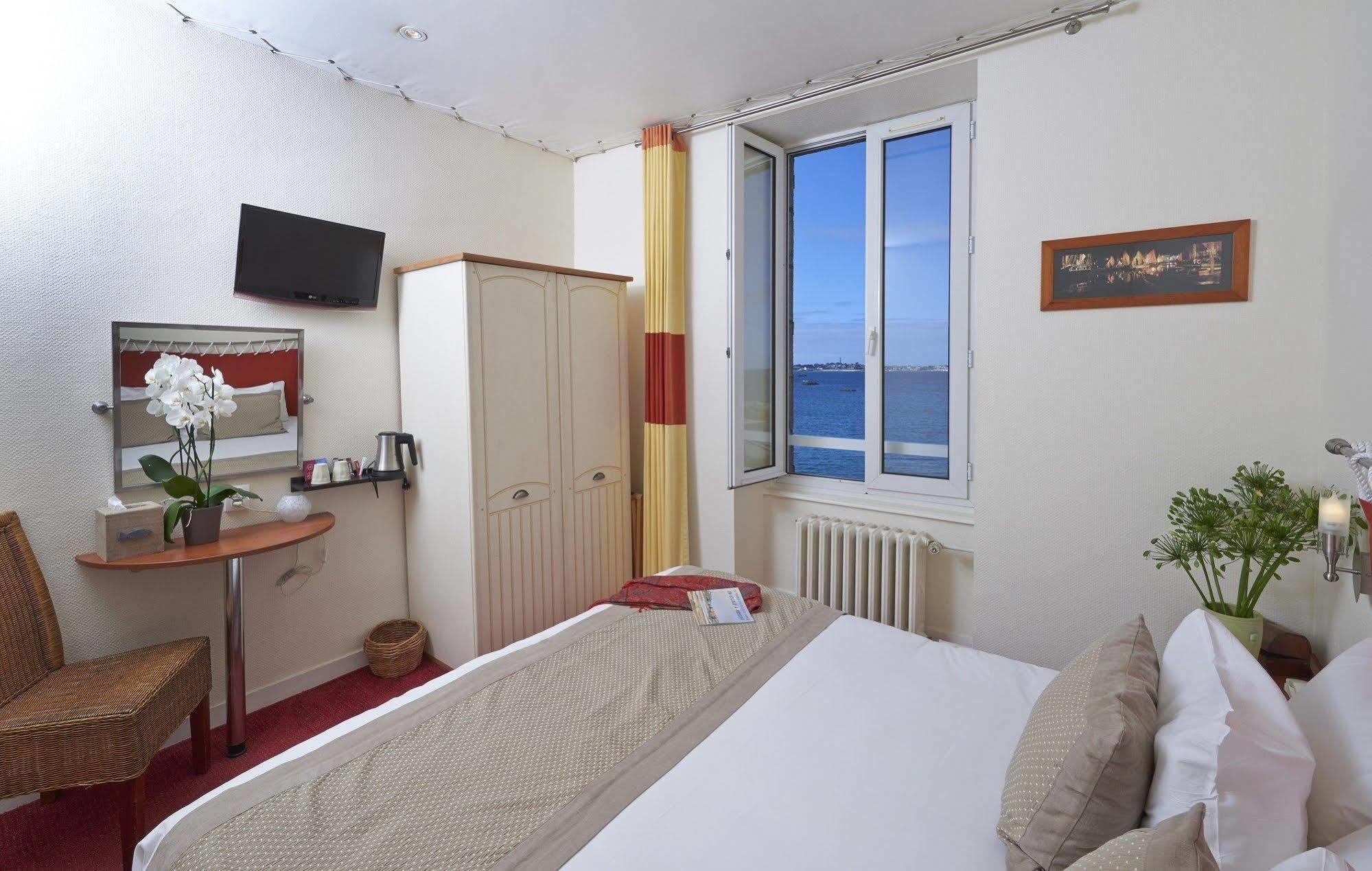 Hotel Aux Tamaris - Vue Mer Roscoff Exteriör bild