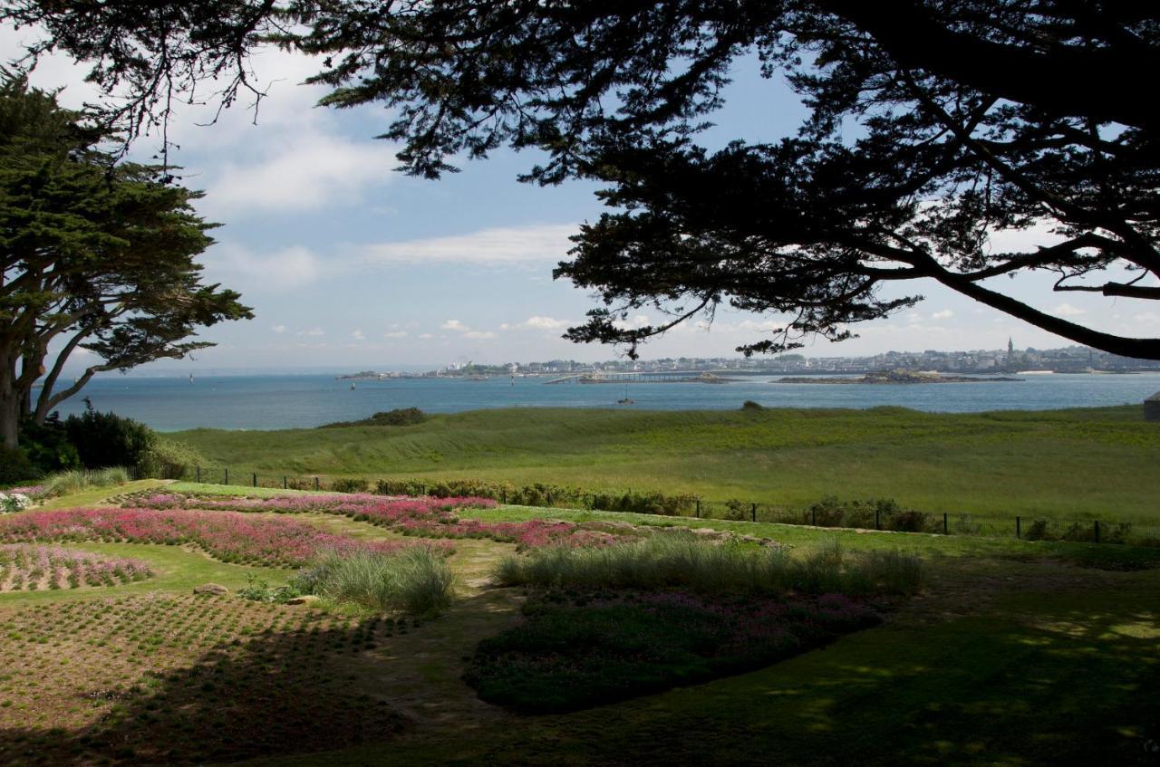 Hotel Aux Tamaris - Vue Mer Roscoff Exteriör bild
